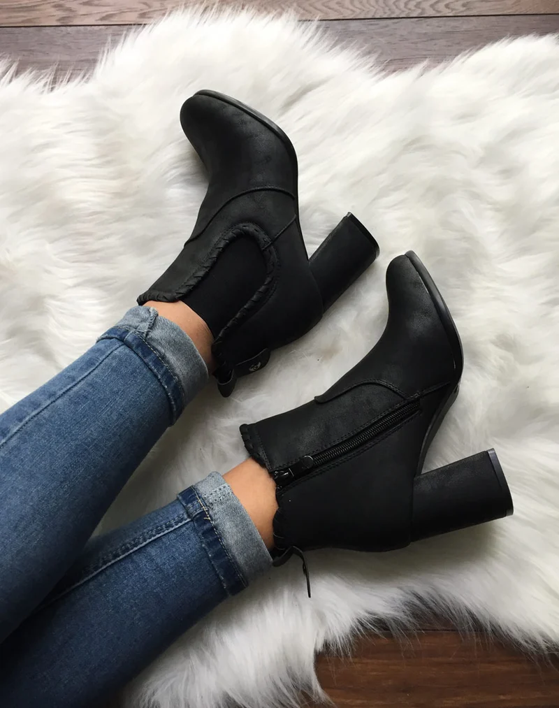 Bottines à talons noires en suédine et détails torsadés
