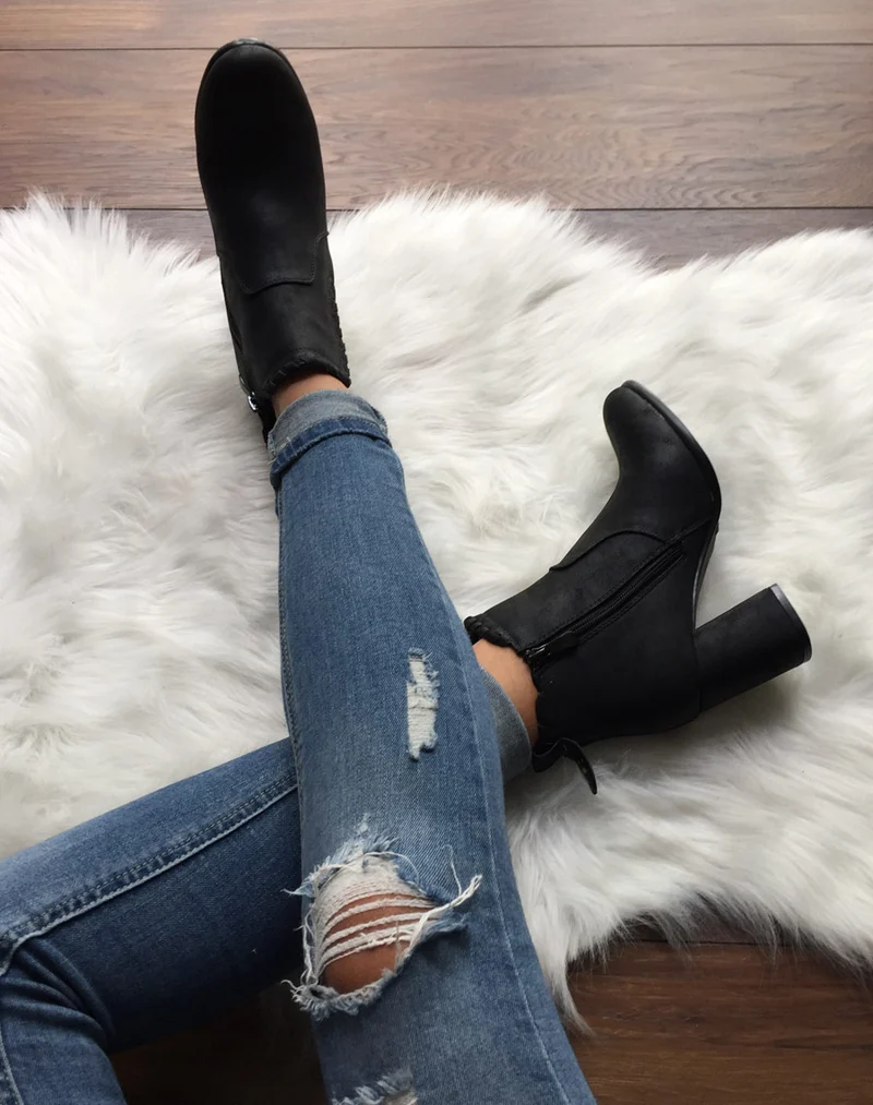Bottines à talons noires en suédine et détails torsadés