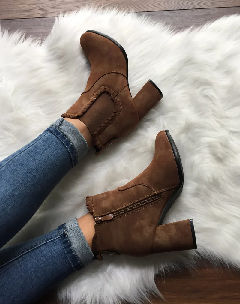 Bottines à talons camel en suédine et détails torsadés