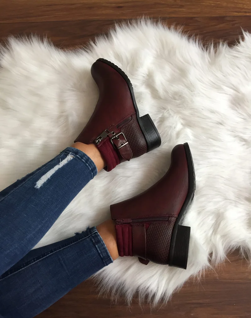 Bottines bordeaux à talons et fermetures zippées