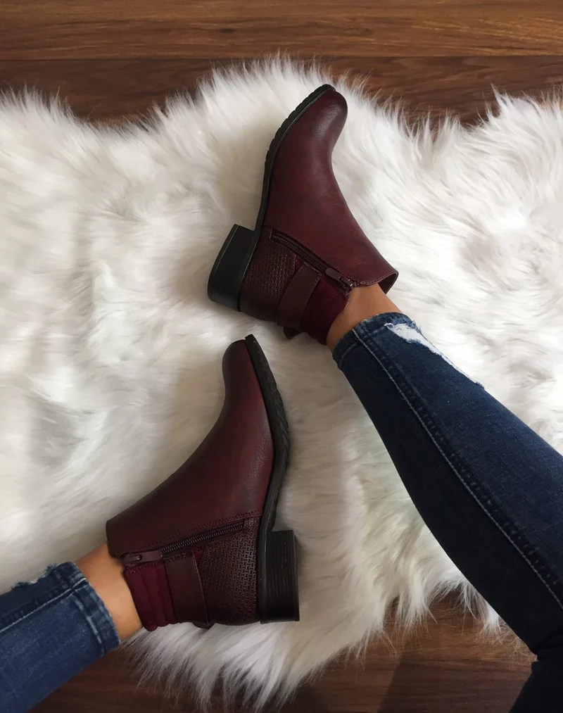 Bottines bordeaux à talons et fermetures zippées