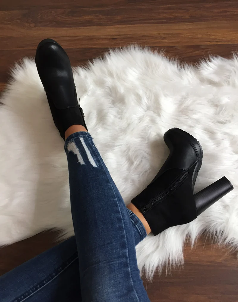 Bottines crantées noires à talons hauts