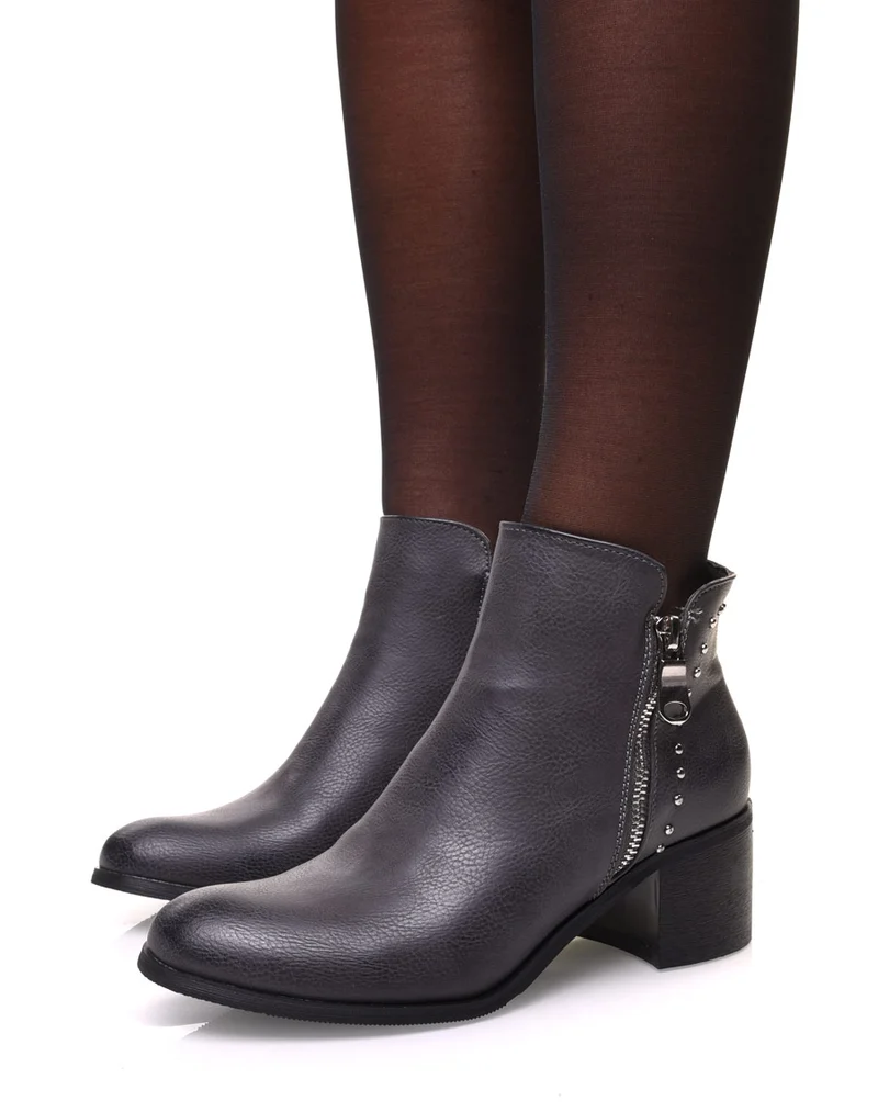 Bottines grises à talon mi haut et clous décoratifs