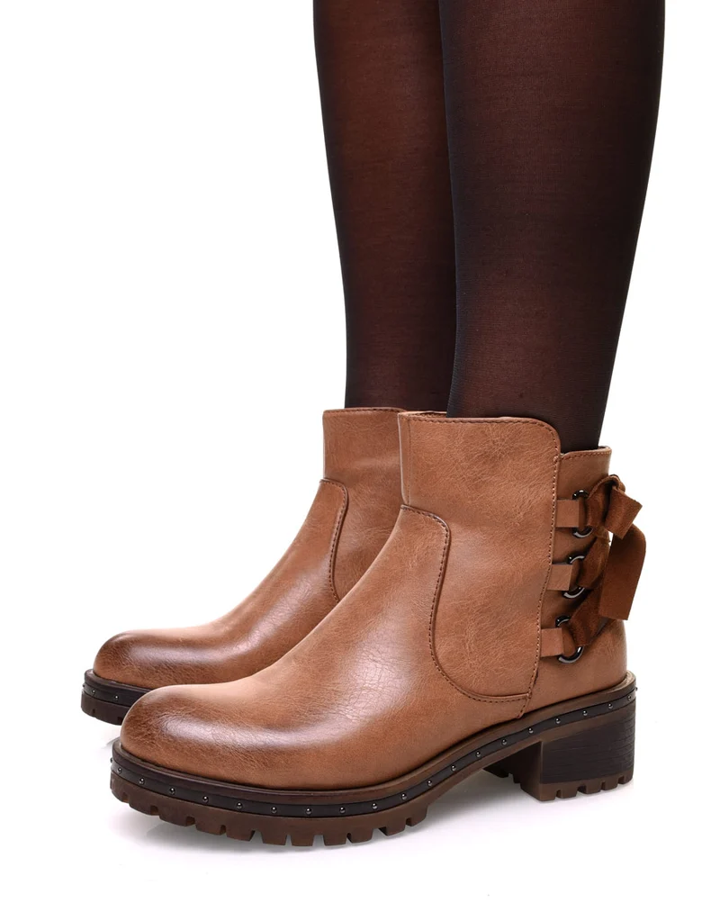 Bottines camelles à nœud et semelle crantée