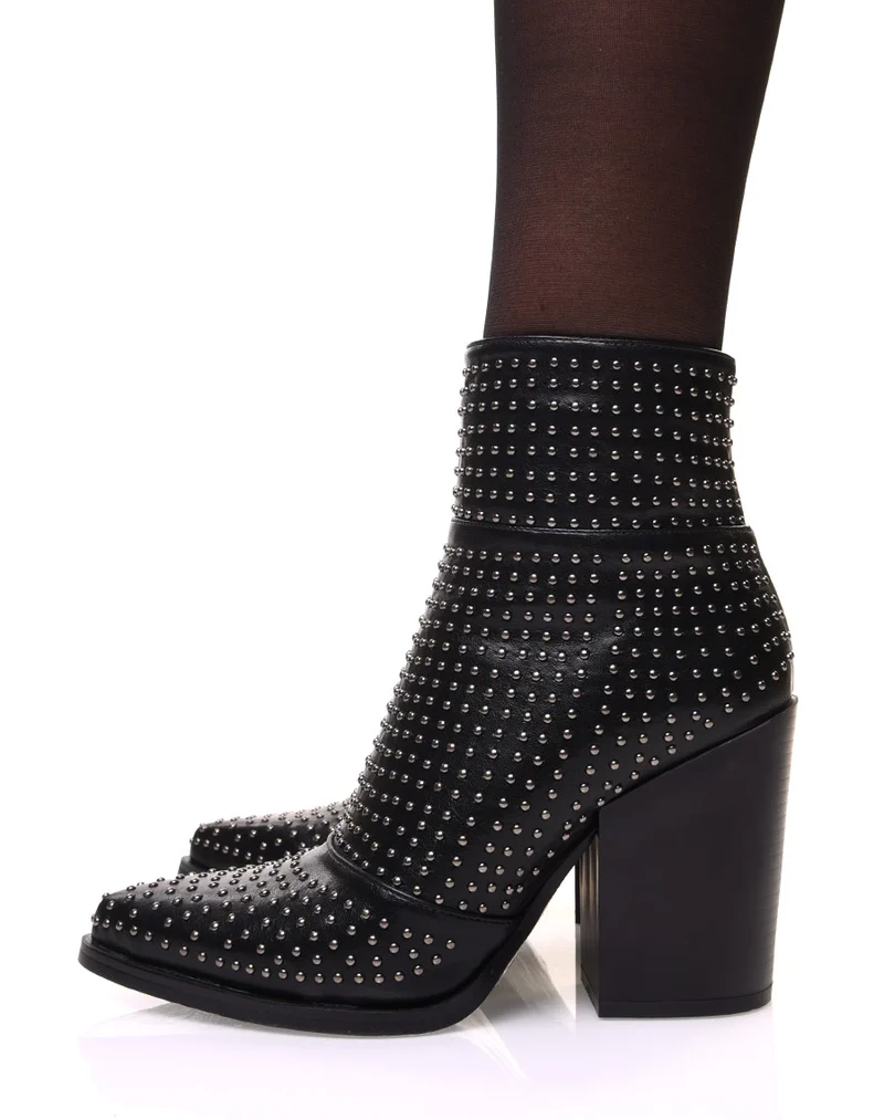 Bottines noires à talon et bout pointu ornées de petits clous