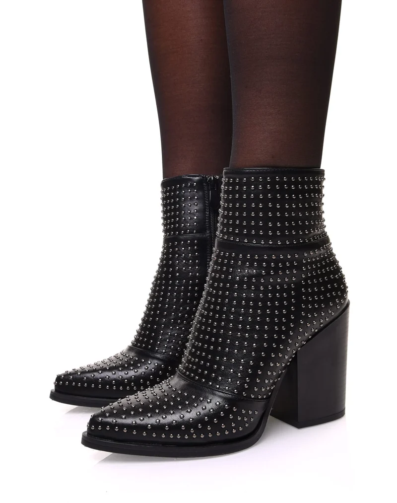 Bottines noires à talon et bout pointu ornées de petits clous