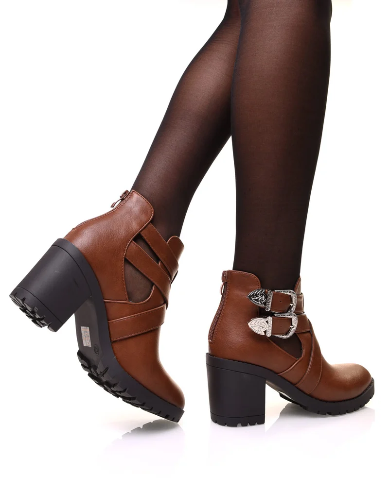 Bottines camelles ajourées à talons avec lanières entrelacées