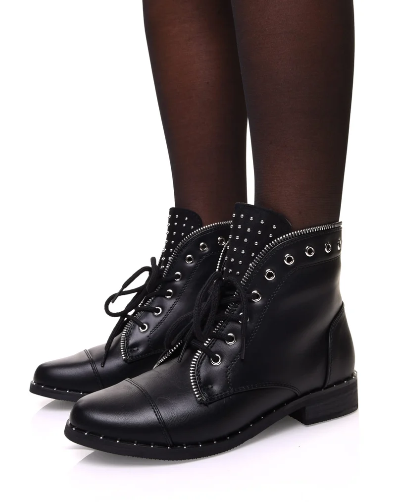 Bottines noires à semelle cloutée et bords à œillets
