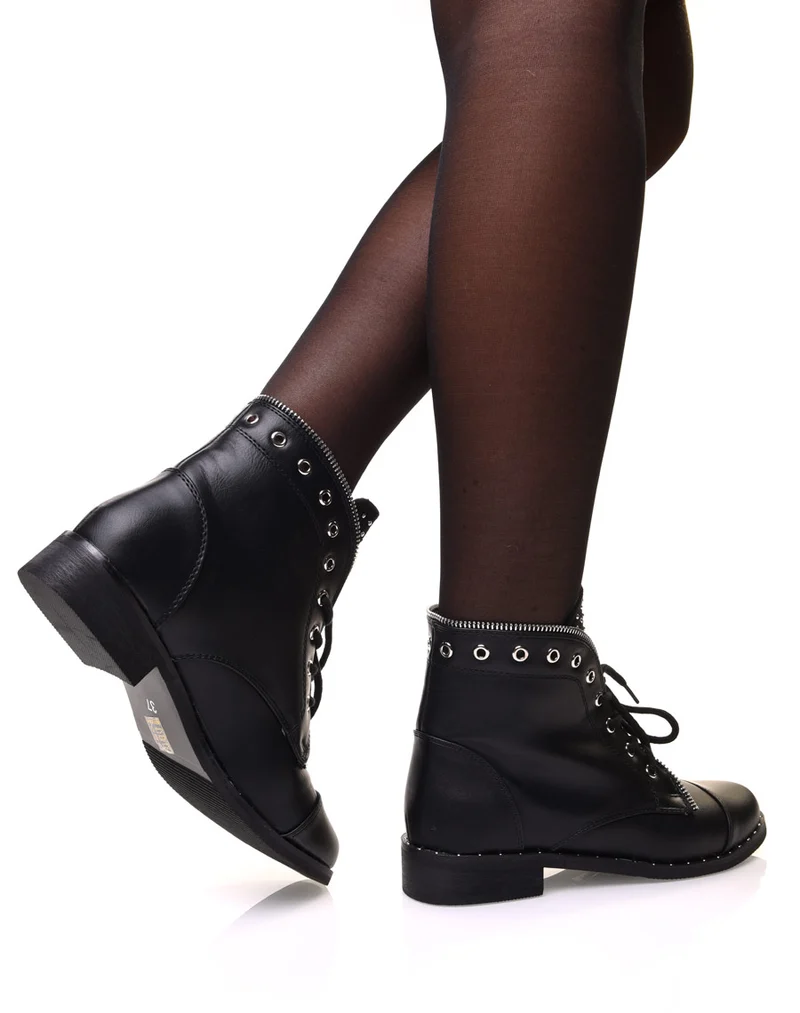 Bottines noires à semelle cloutée et bords à œillets