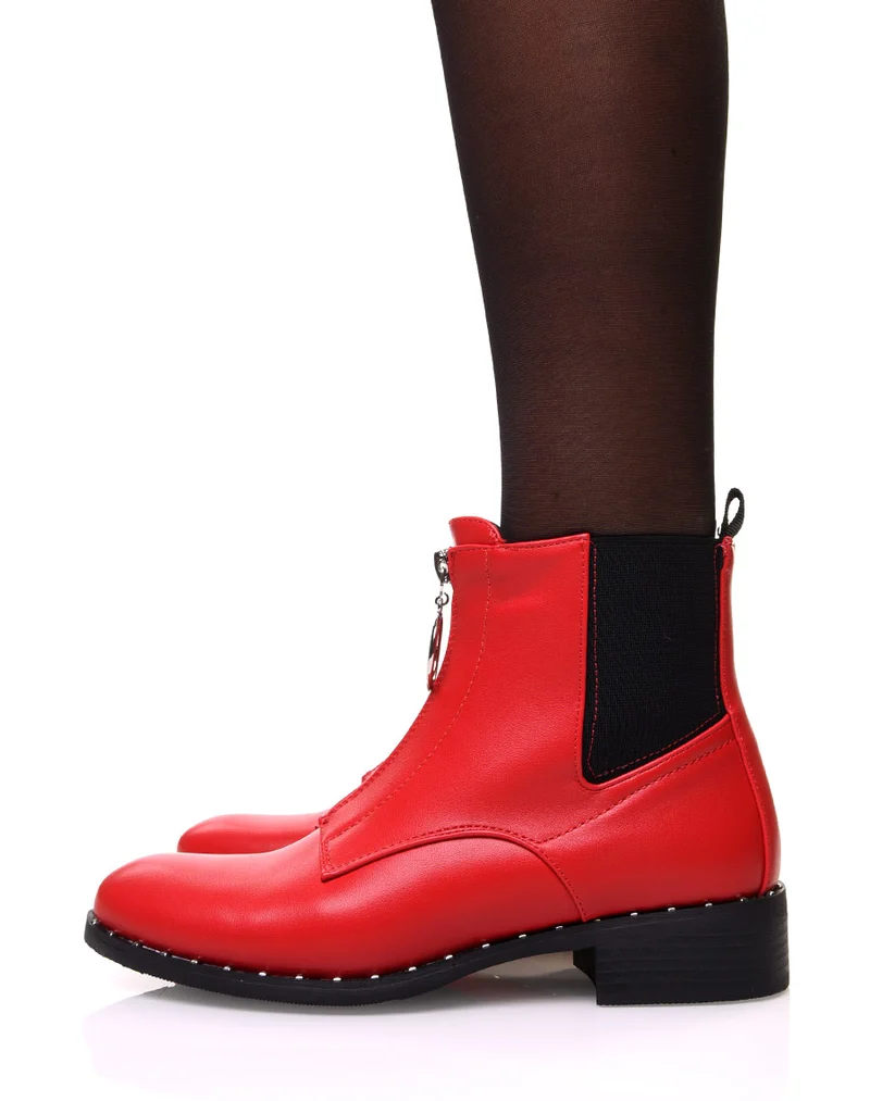 Bottines rouges à semelle cloutée et fermeture éclaire décorative à l’avant