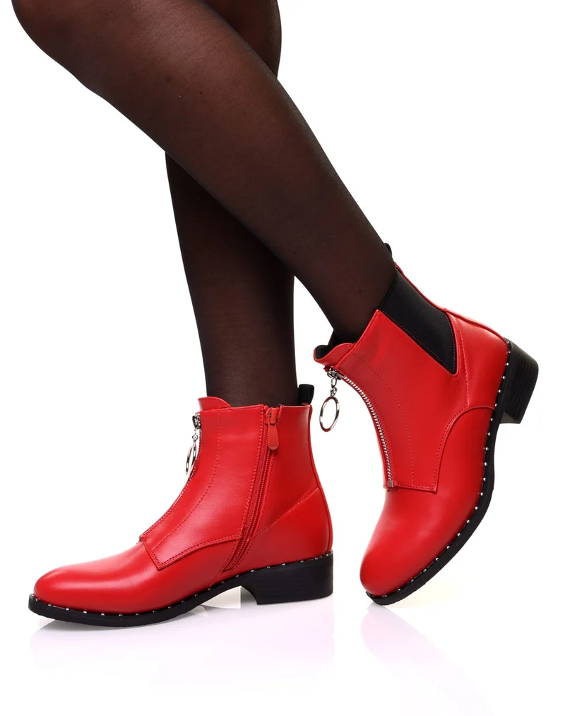 Bottines rouges à semelle cloutée et fermeture éclaire décorative à l’avant