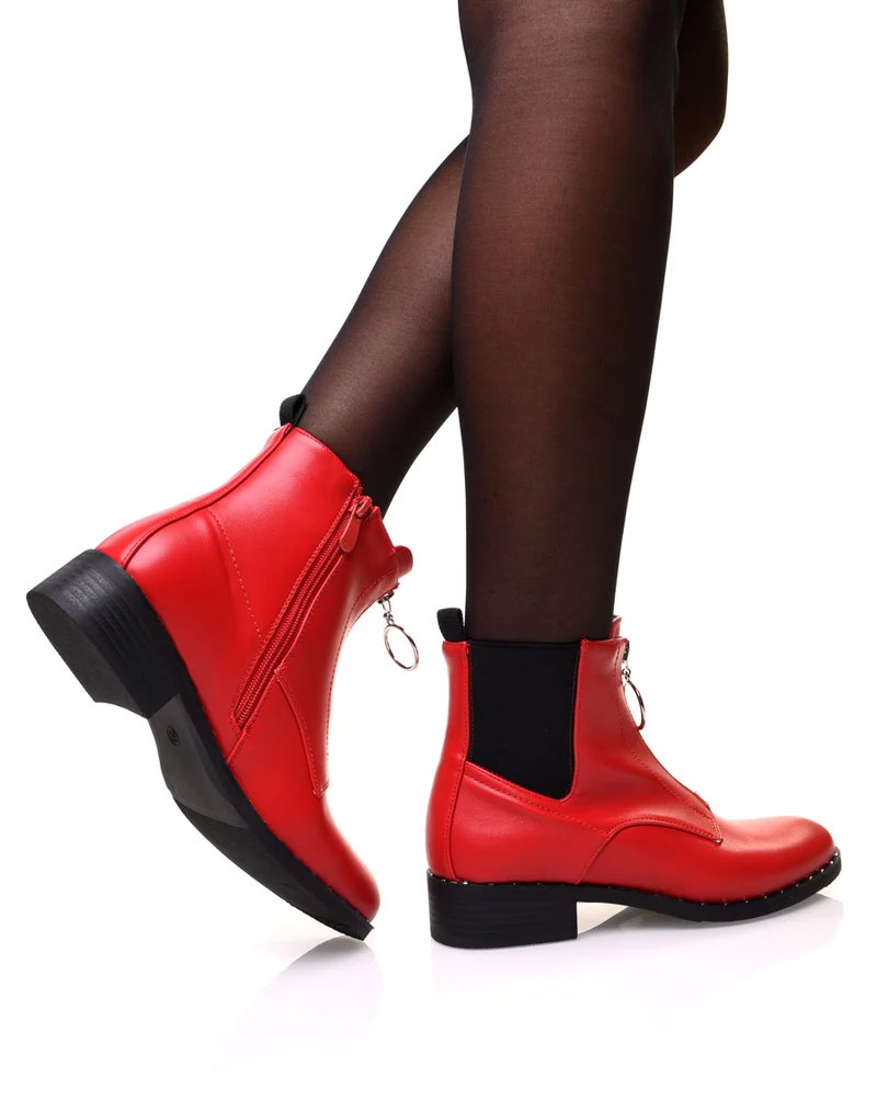 Bottines rouges à semelle cloutée et fermeture éclaire décorative à l’avant
