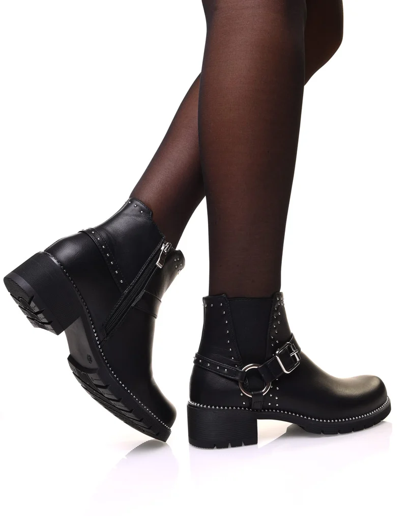 Bottines noires à sangle décorative avec anneau