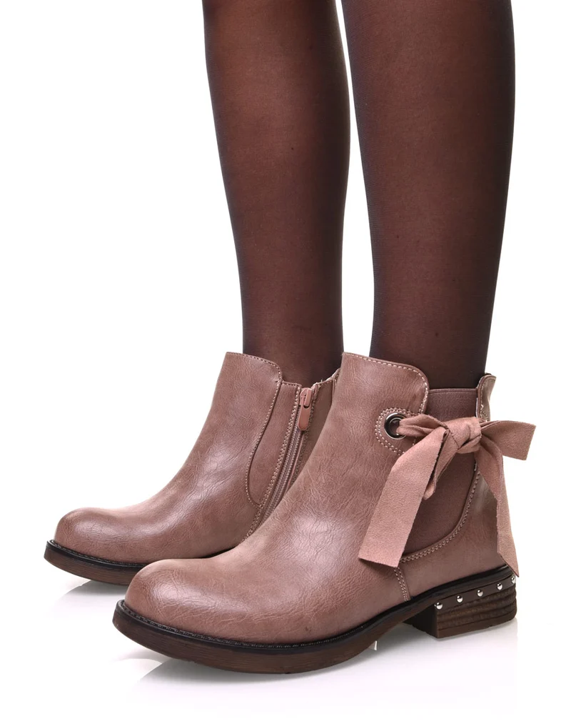 Bottines roses à nœud et œillets