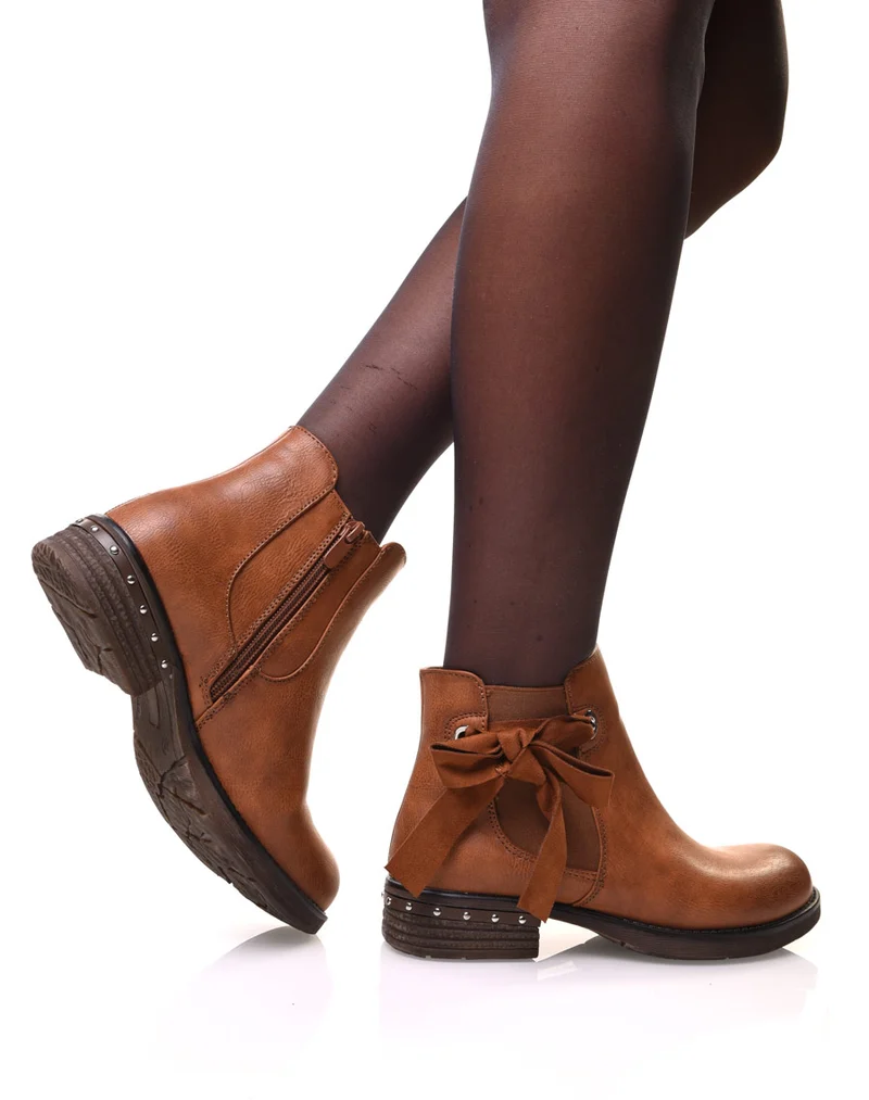 Bottines camelles à nœud et œillets