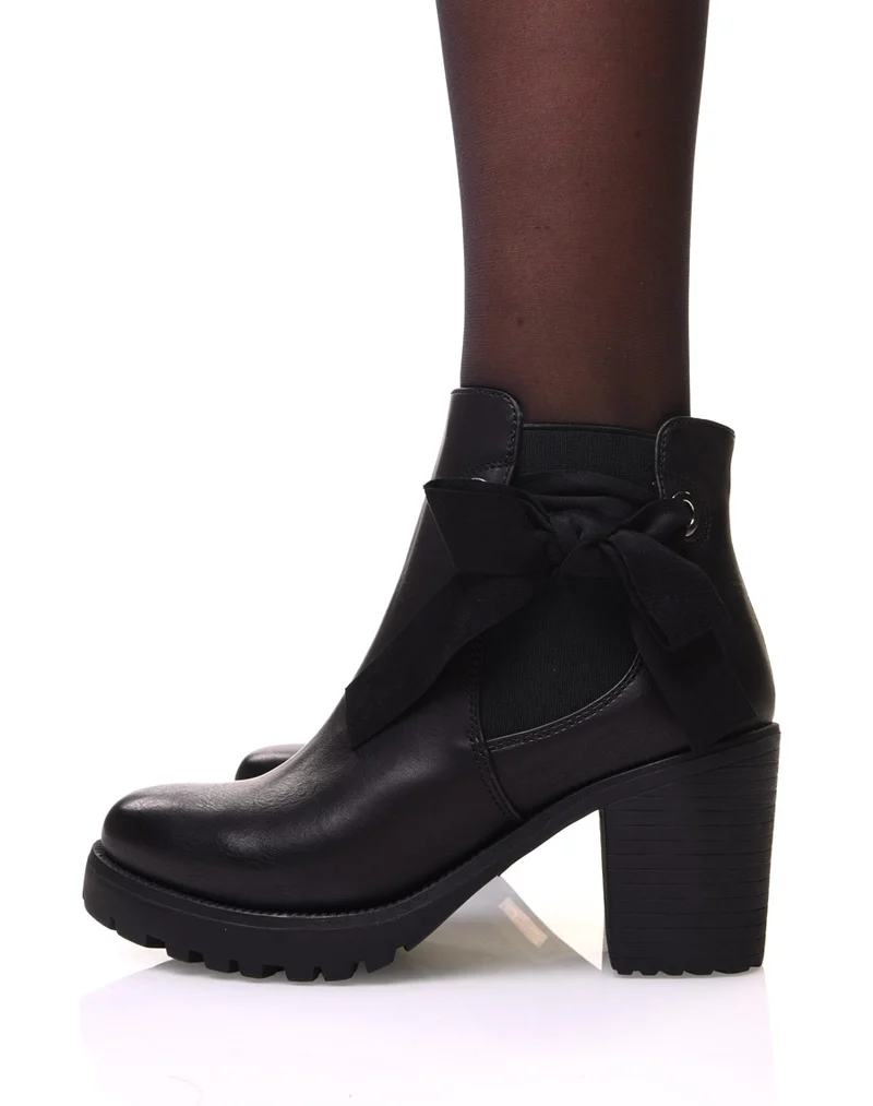 Bottines crantées noires à noeuds et oeillets