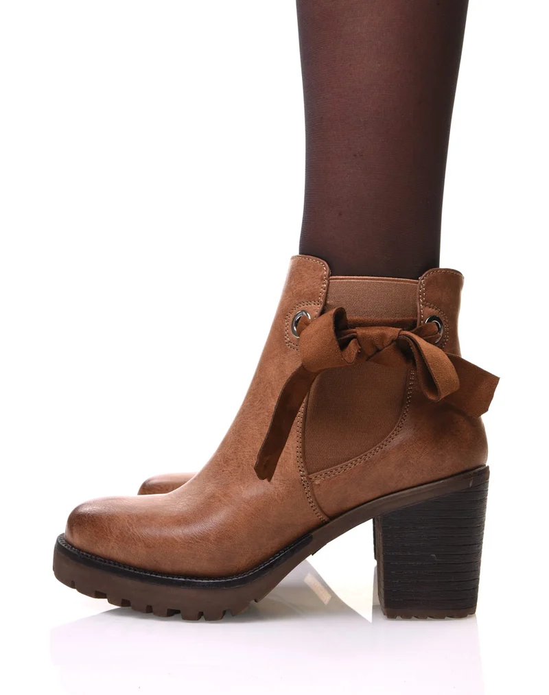 Bottines crantées camel à nœud et œillets