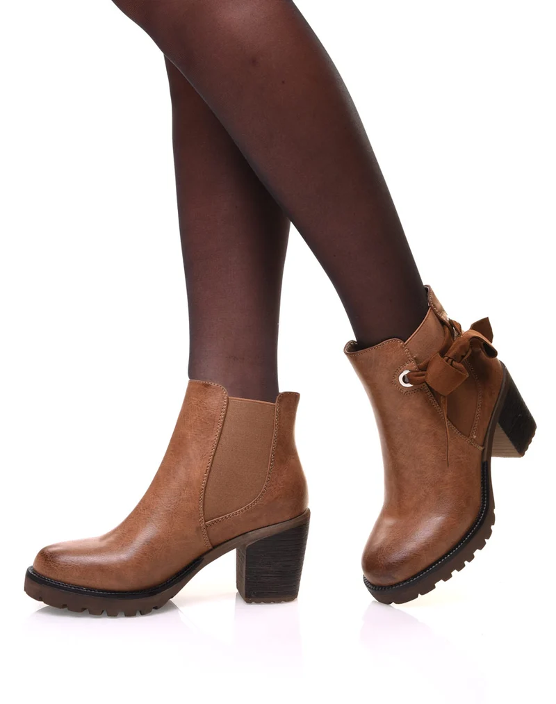 Bottines crantées camel à nœud et œillets