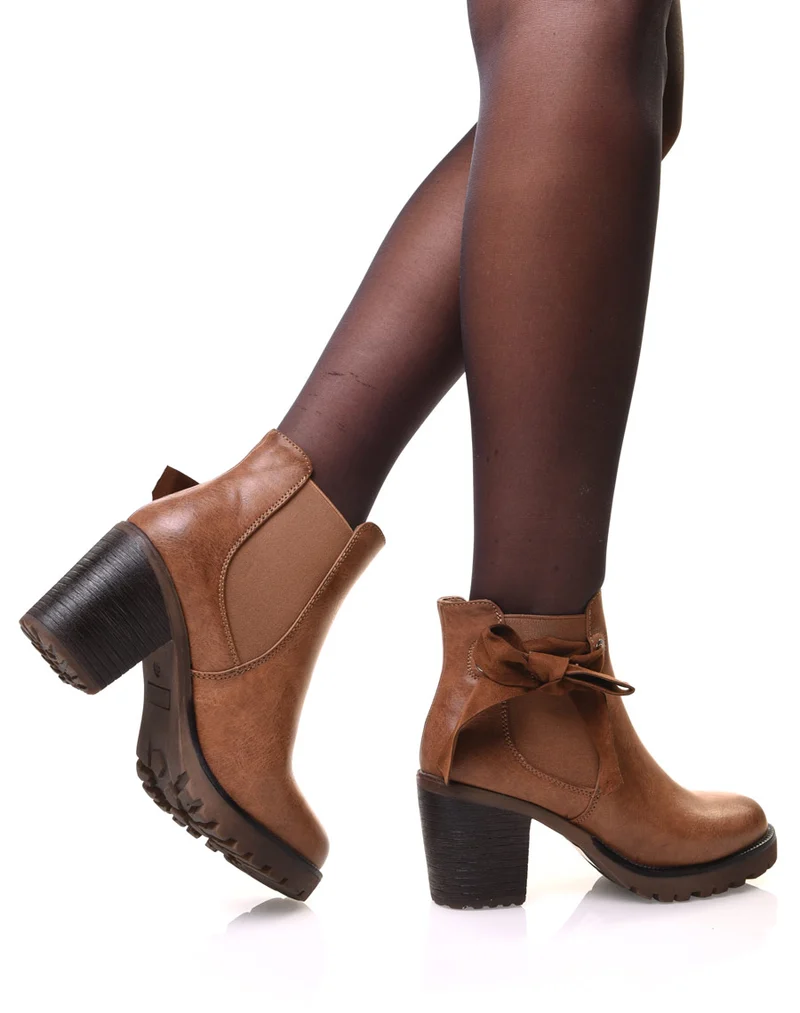 Bottines crantées camel à nœud et œillets