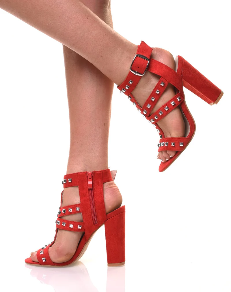Sandales à talons hauts cloutées rouges