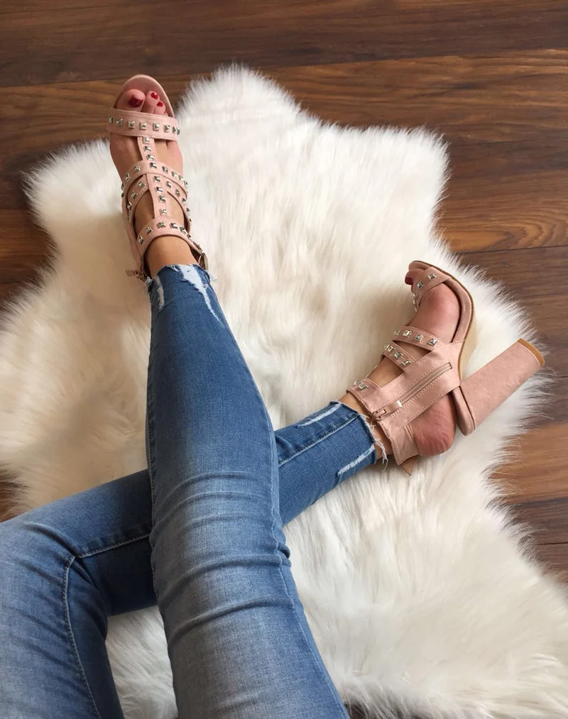 Sandales à talons hauts cloutées roses