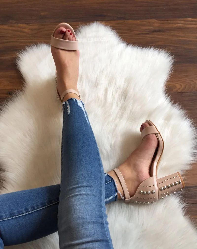 Sandales ouvertes et cloutés à talons roses