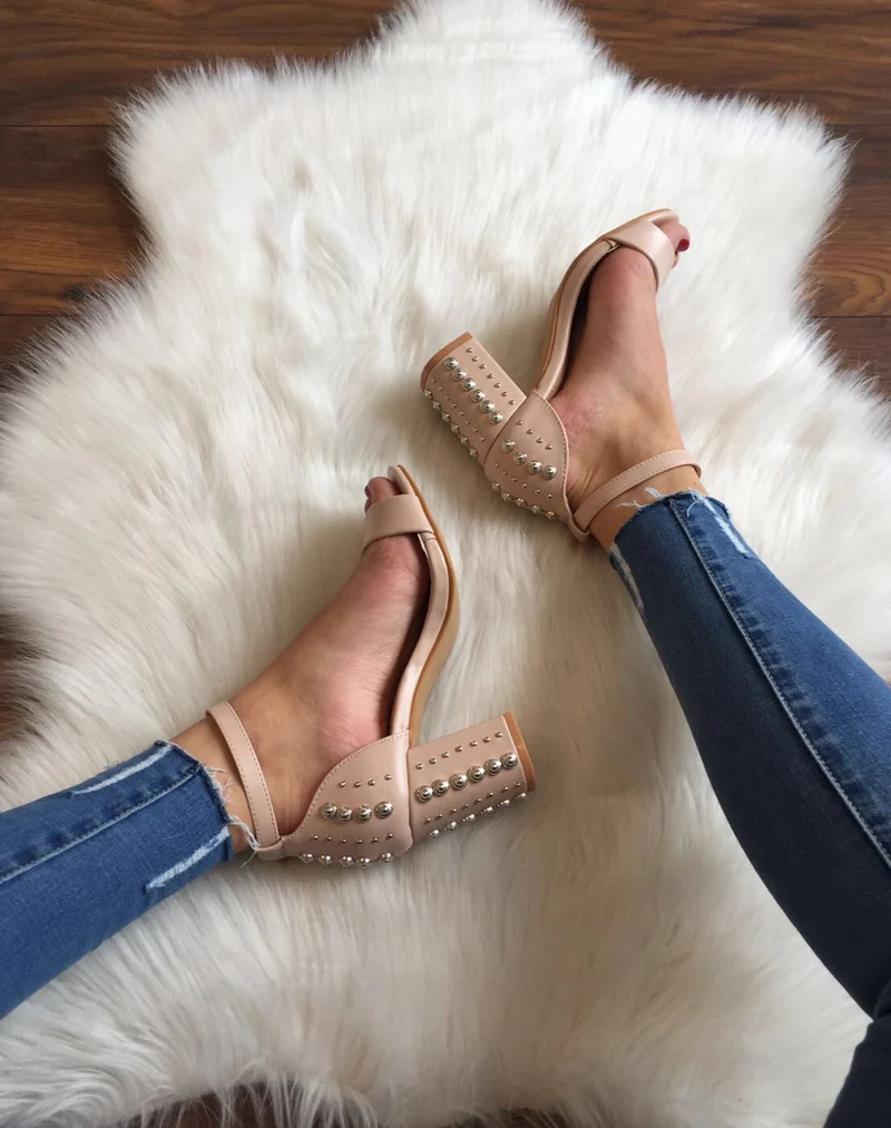 Sandales ouvertes et cloutés à talons roses