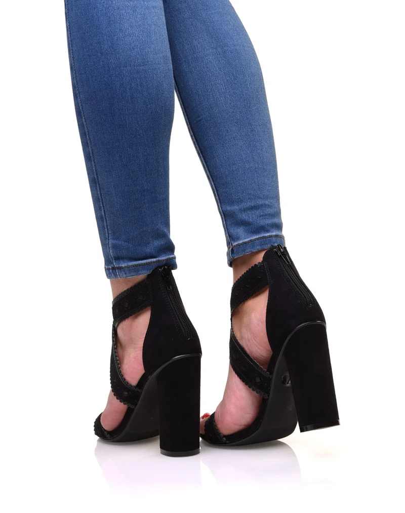 Sandales noires en suédine à talons épais