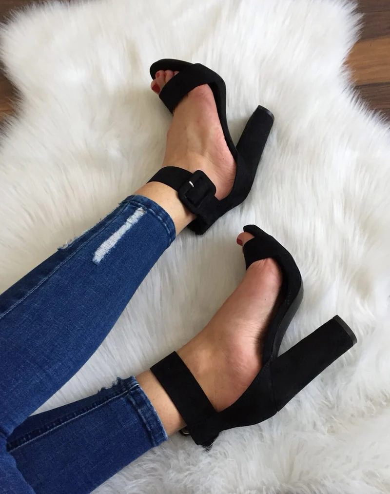 Sandale noire effet suédine talons épais