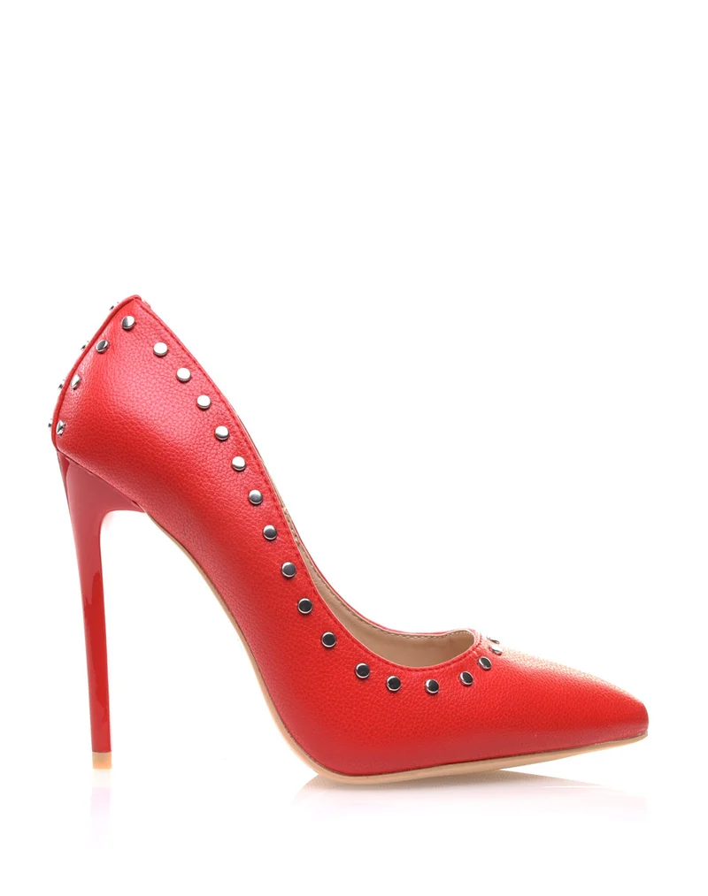 Escarpins rouges cloutés