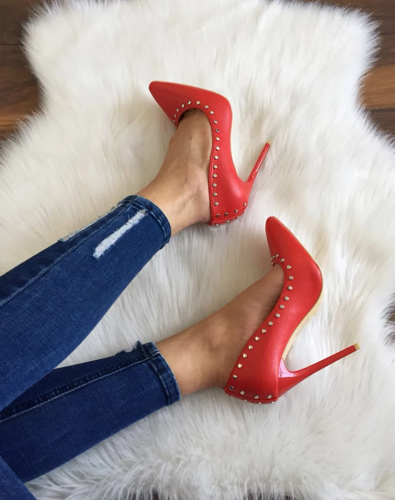 Escarpins rouges cloutés