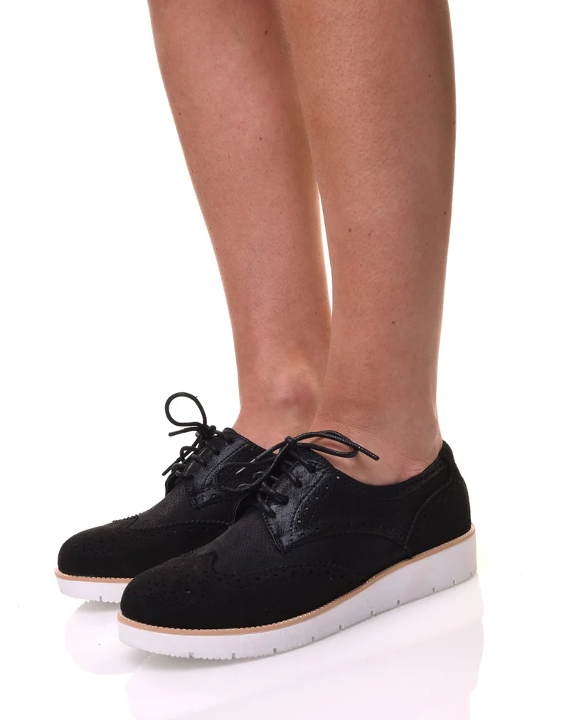 Derbies noires avec semelle cloutée
