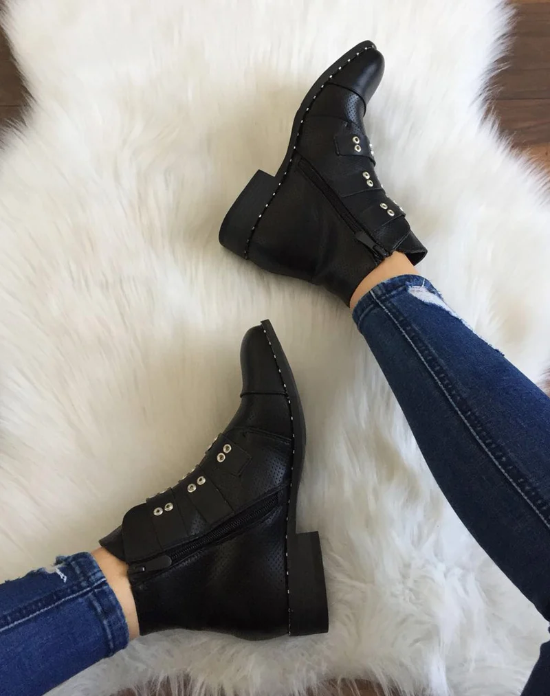 Bottines noires cloutées et perforées