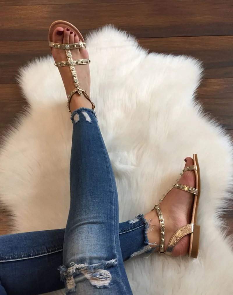 Nu-pieds champagne à perles et clous