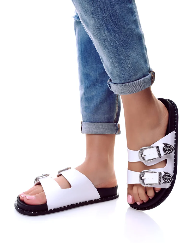 Mules blanches à boucles argent