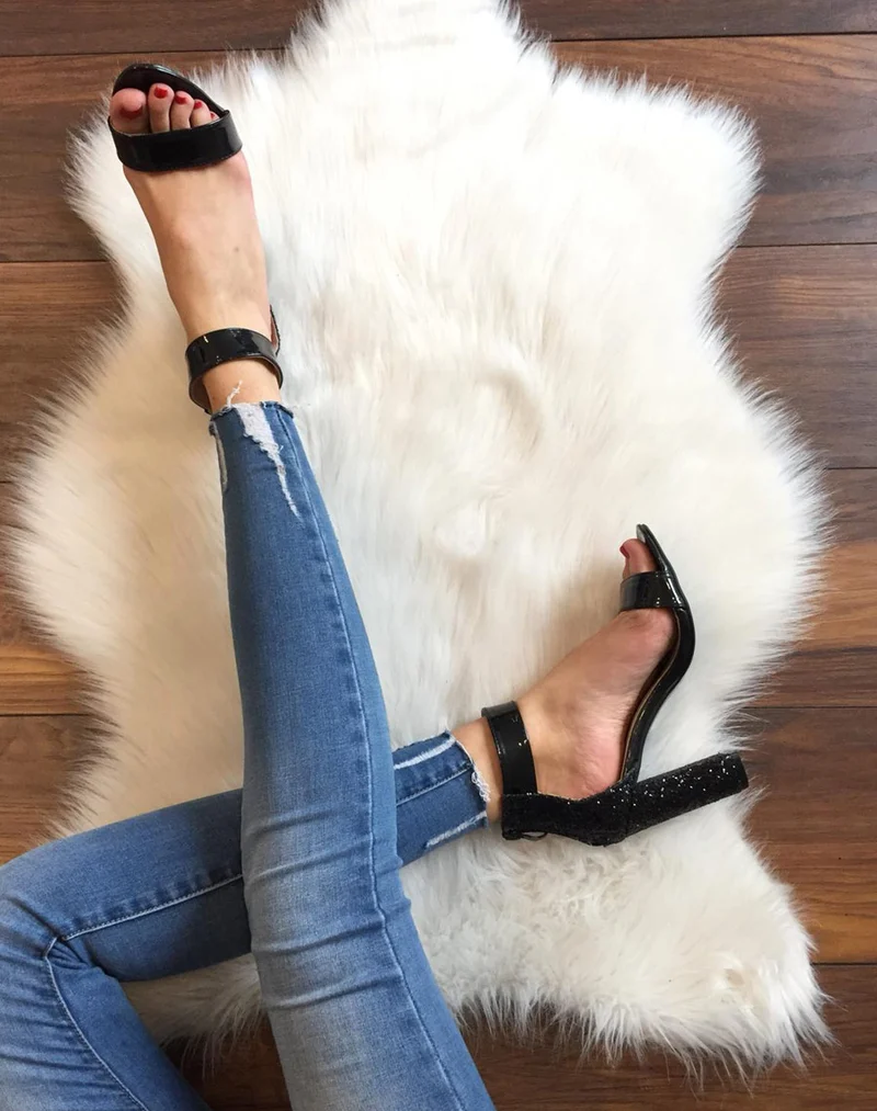 Sandales à talons pailletés noires