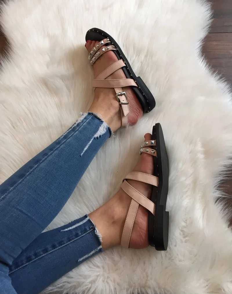 Nu pieds à brides cloutés roses
