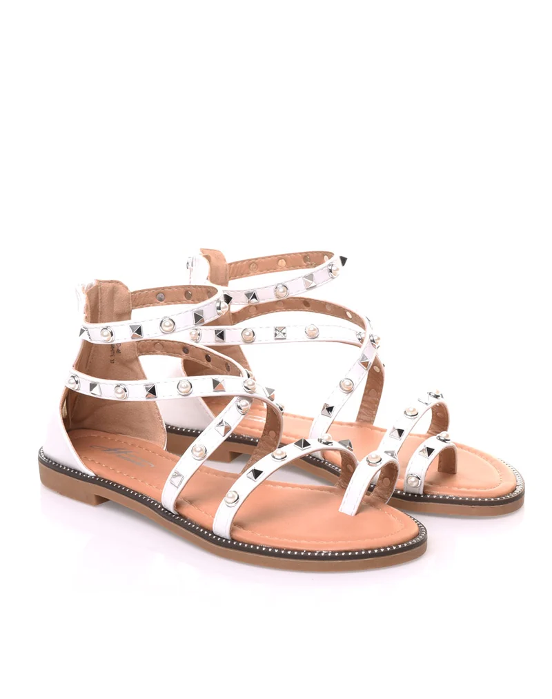 Nu-pieds blancs cloutés et perlés