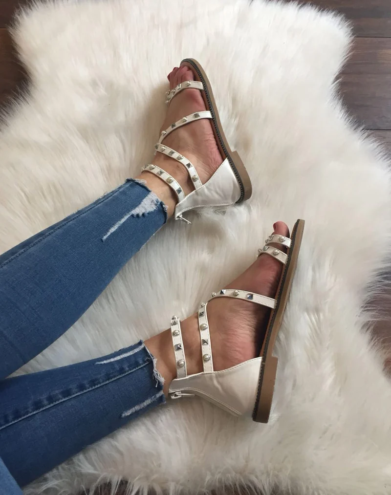 Nu-pieds blancs cloutés et perlés