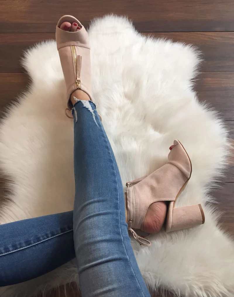 Sandales beiges à talons à fermeture avant