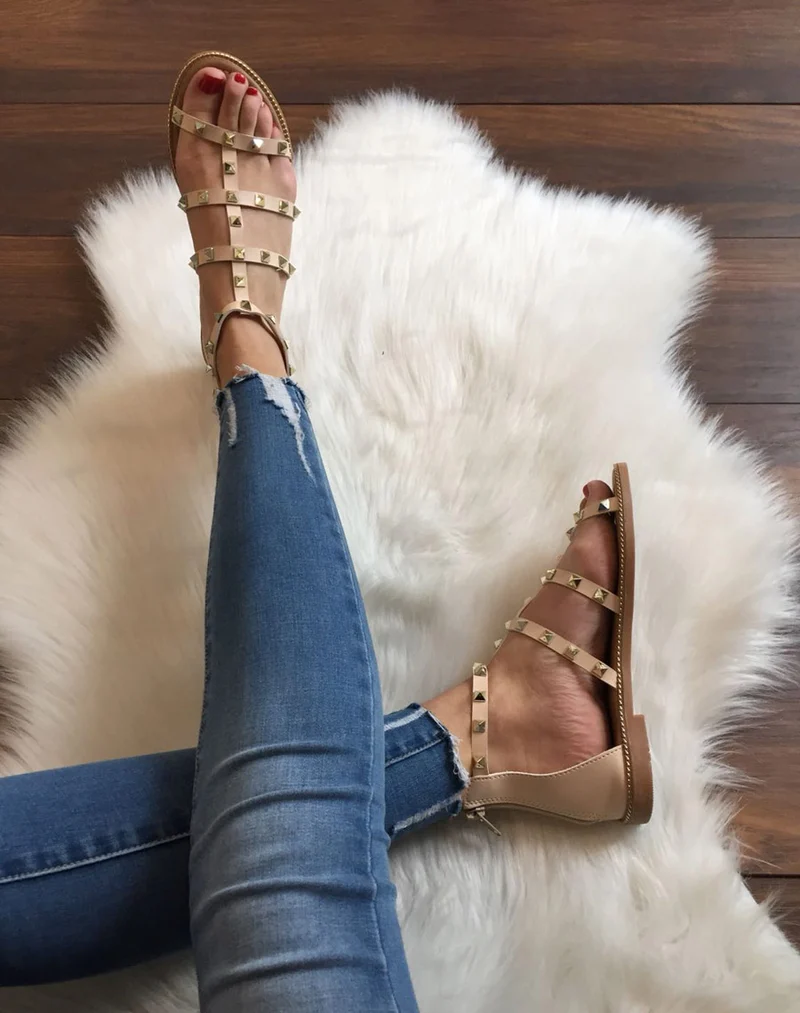 Nu-pieds beiges à brides cloutées