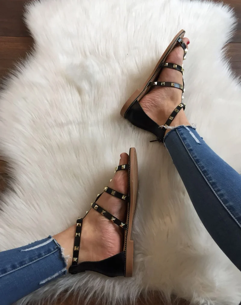 Nu-pieds noirs à brides cloutées