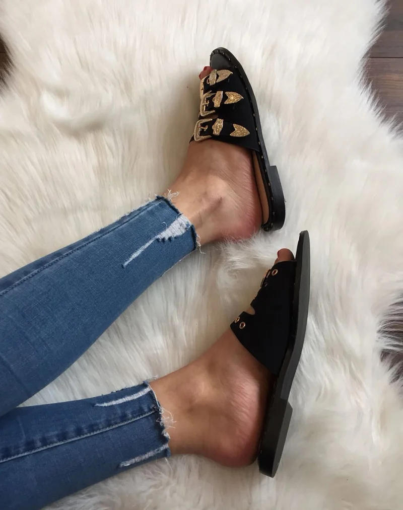 Mules noires avec boucles dorées