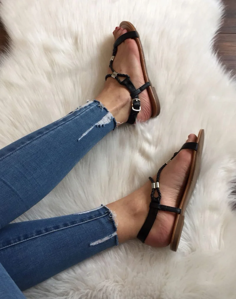 Nu-pieds noirs tressés