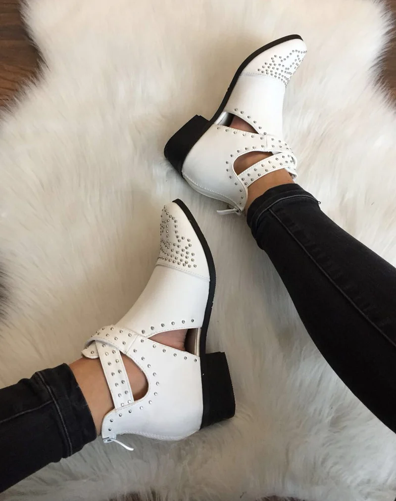 Bottines blanches cloutées à boucles croisées