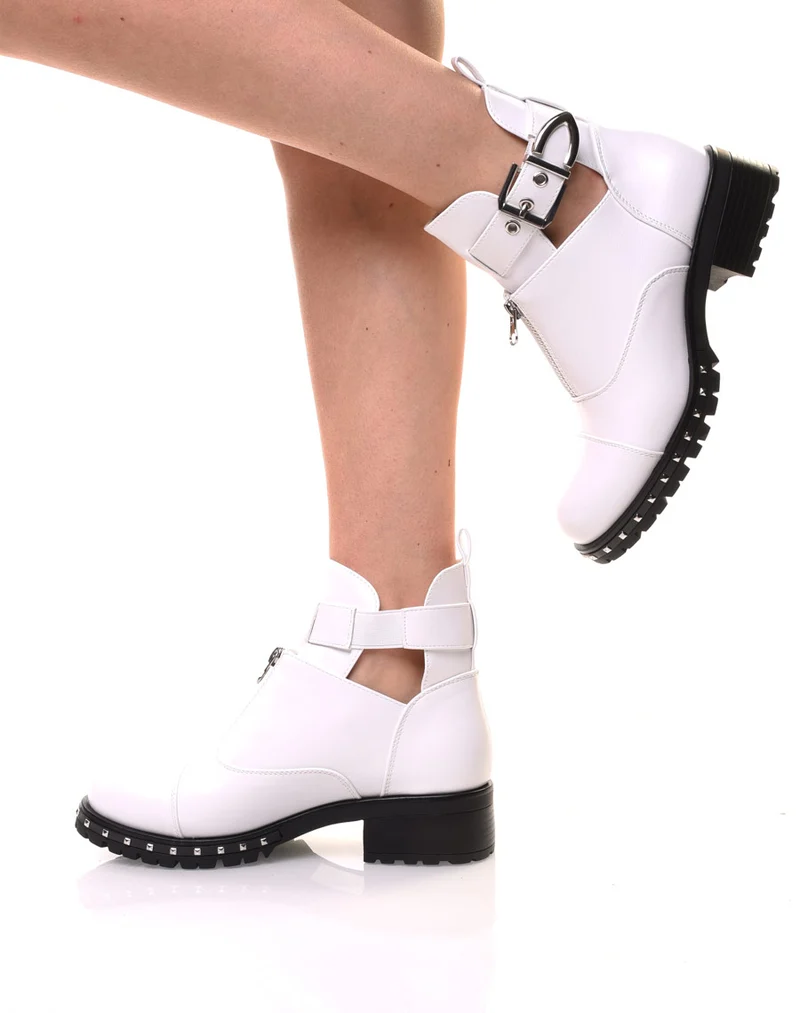 Bottines blanches à semelles crantées cloutées