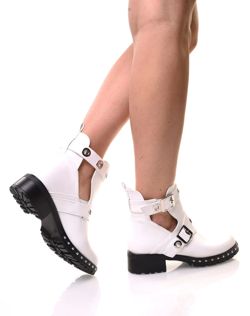 Bottines blanches plates ajourées œillets