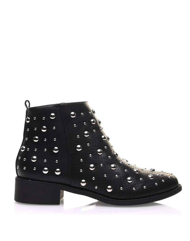 Bottines noires entièrement cloutées et perforées