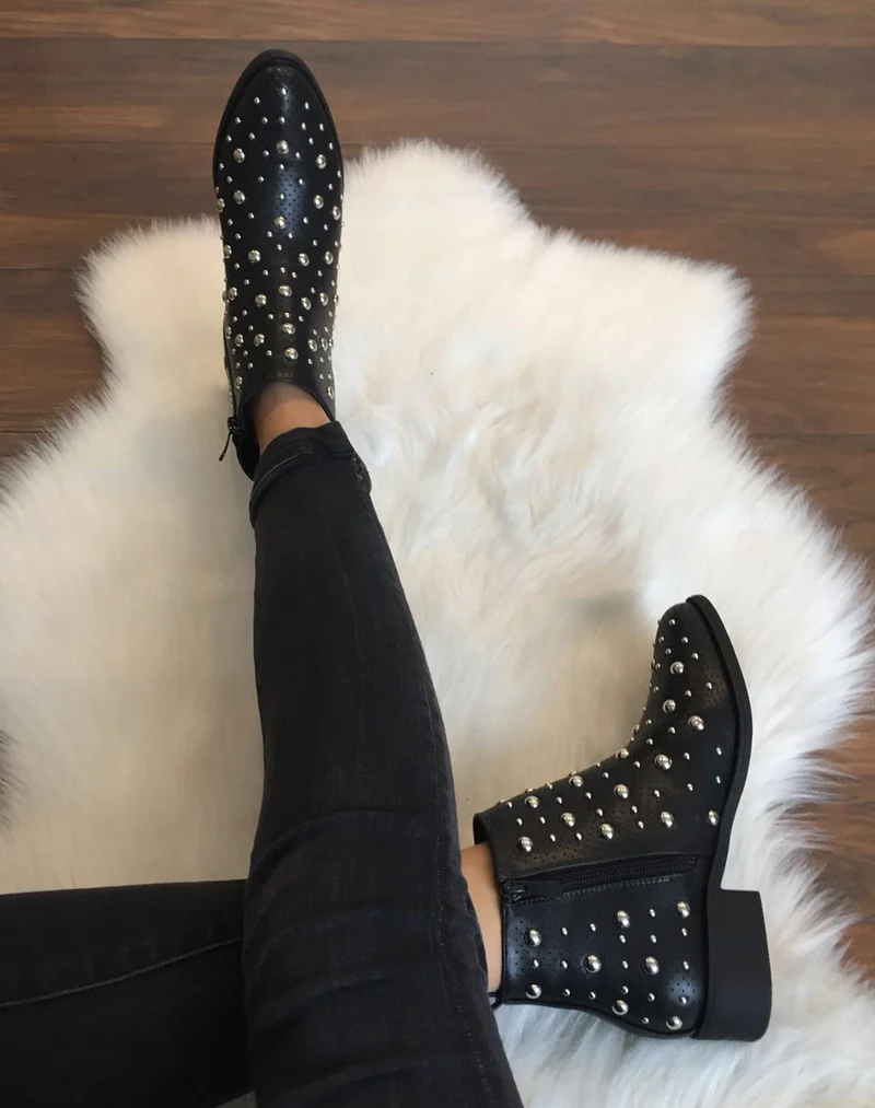Bottines noires entièrement cloutées et perforées