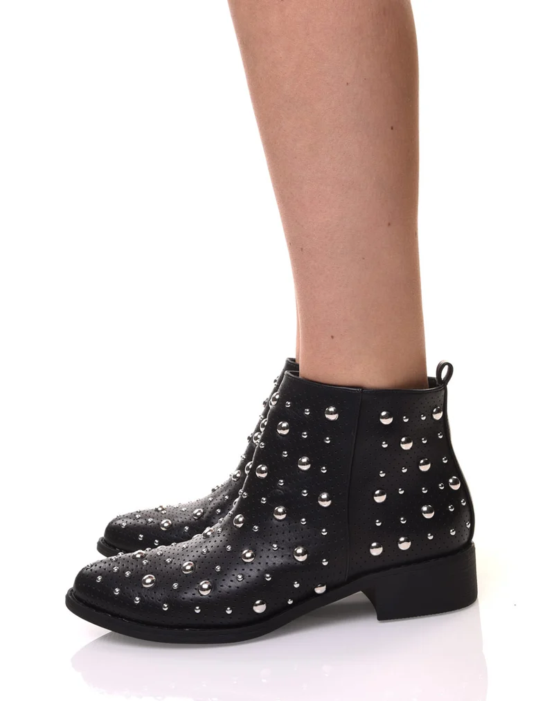 Bottines noires entièrement cloutées et perforées